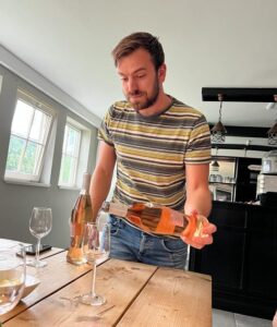 Daan van Define Wine schenkt hier een rosé in bij een wijnproeverij bij jou thuis.